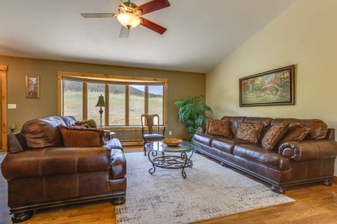 9 Mi to Helena: Mtn-View & Hot Tub at Huge Home House in Idaho