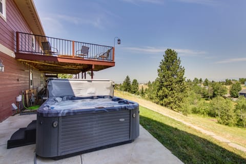 9 Mi to Helena: Mtn-View & Hot Tub at Huge Home House in Idaho