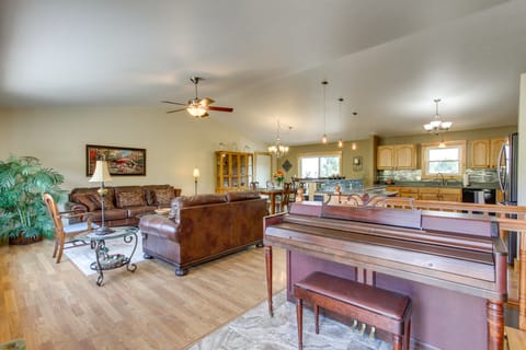 9 Mi to Helena: Mtn-View & Hot Tub at Huge Home House in Idaho