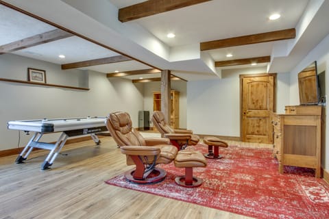 9 Mi to Helena: Mtn-View & Hot Tub at Huge Home House in Idaho