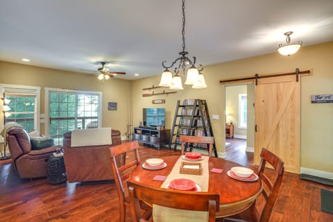 Rustic Retreat in Cadiz: On Lake Barkley Cottage in Lake Barkley