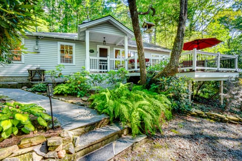 Highlands Vacation Rental - Walk to Mirror Lake! Cottage in Highlands