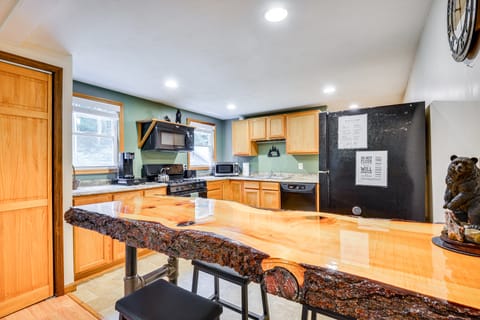 1 Mi to Brantingham Lake: New York Getaway! Cottage in Adirondack Mountains