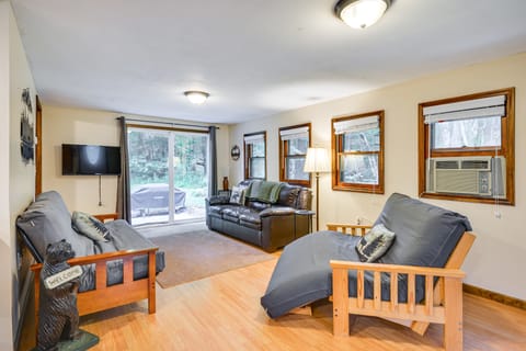 1 Mi to Brantingham Lake: New York Getaway! Cottage in Adirondack Mountains