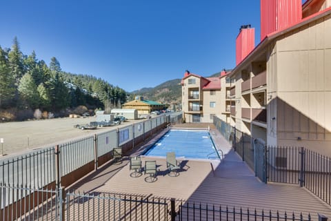 Ski-In Red River Retreat: Balcony, Mountain Views! Apartment in Red River
