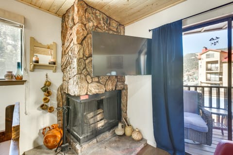 Ski-In Red River Retreat: Balcony, Mountain Views! Apartment in Red River
