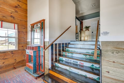 Charming Converted Railcar Studio in Joplin! Apartment in Ozark Mountains