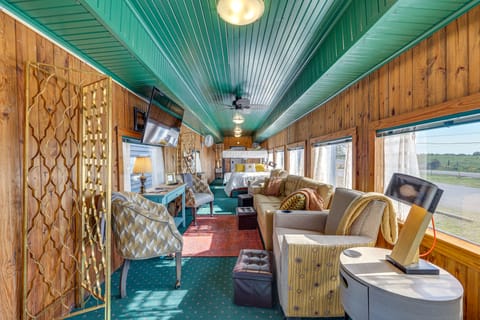 Charming Converted Railcar Studio in Joplin! Apartment in Ozark Mountains