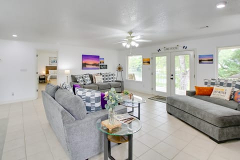 Lakefront Hot Springs Condo w/ Balcony & Fireplace Apartment in Hot Springs