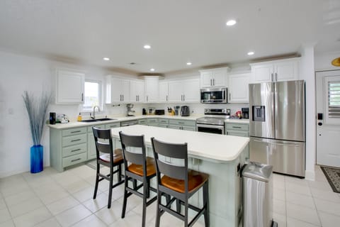 Lakefront Hot Springs Condo w/ Balcony & Fireplace Apartment in Hot Springs