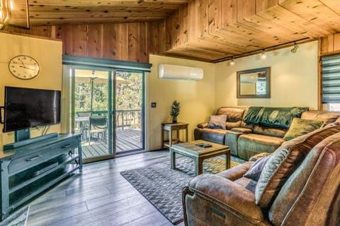 3 Mi to Shaver Lake: Cozy 'Bears Hideaway' Cabin! House in Shaver Lake