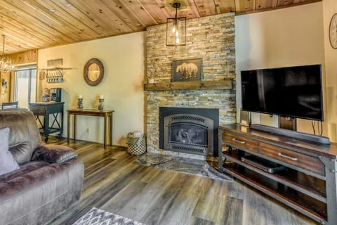3 Mi to Shaver Lake: Cozy 'Bears Hideaway' Cabin! House in Shaver Lake