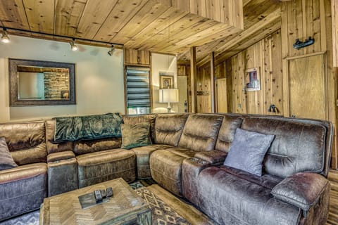 3 Mi to Shaver Lake: Cozy 'Bears Hideaway' Cabin! House in Shaver Lake