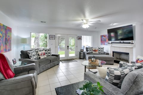 Hot Springs Retreat w/ Fireplace on Lake! Apartment in Hot Springs