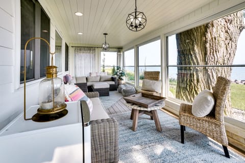 Waterfront Lake Poinsett Retreat w/ Fire Pit! House in South Dakota