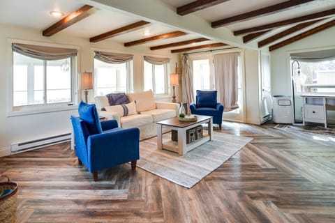 Waterfront Lake Poinsett Retreat w/ Fire Pit! House in South Dakota