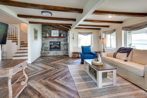 Waterfront Lake Poinsett Retreat w/ Fire Pit! House in South Dakota