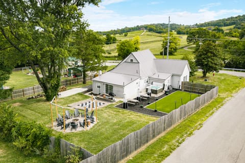 Shelbyville Farmhouse w/ Hot Tub, Fire Pit & Grill House in Indiana