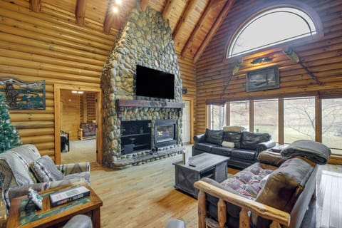 Private Hot Tub: Creekside Sevierville Sanctuary House in Sevier County