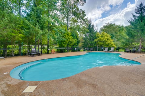 Private Hot Tub: Creekside Sevierville Sanctuary House in Sevier County