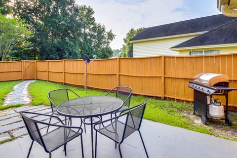 Soothing Savannah Townhome with Patio! Apartment in Savannah