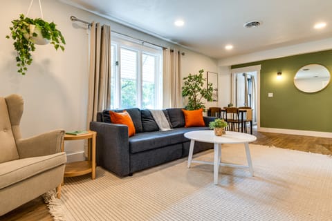 7 Mi to Mounds State Park: Indiana Home w/ Porch! House in Indiana