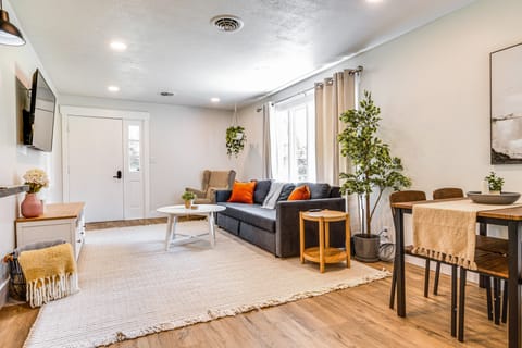 7 Mi to Mounds State Park: Indiana Home w/ Porch! House in Indiana