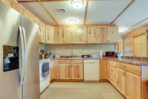 Toivola Home w/ Fire Pit: 8 Mi to Lake Superior! House in Wisconsin