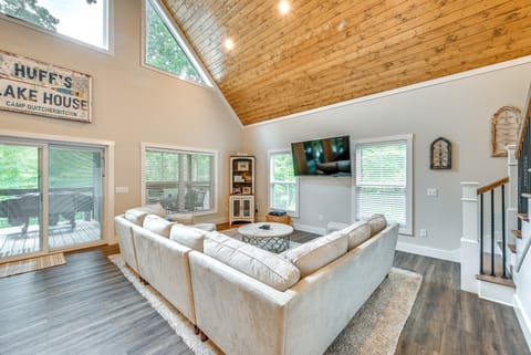 Luxe Kentucky Cabin Rental ~ 36 Mi to Mammoth Cave House in Nolin Lake