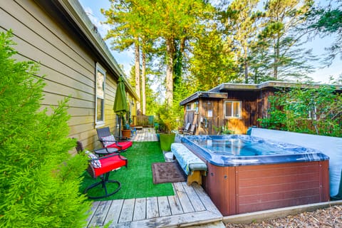 Hot Tub & Views: 'Secret Garden' Fort Bragg Cabin House in Mendocino County
