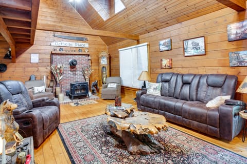 Orleans Retreat w/ Private Hot Tub & Fireplace! House in Indiana