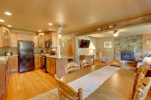 Cozy Lead Cabin w/ Deck < 1 Mi to Ski Slopes! House in North Lawrence