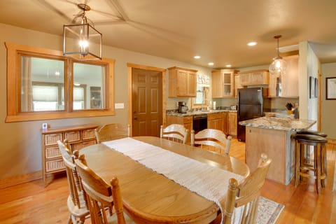Cozy Lead Cabin w/ Deck < 1 Mi to Ski Slopes! House in North Lawrence