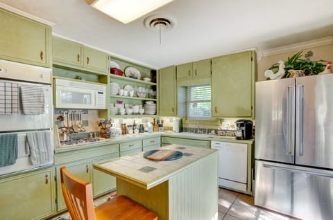 Lovely Bryan Home w/ Deck - 4 Mi to Kyle Field! House in College Station