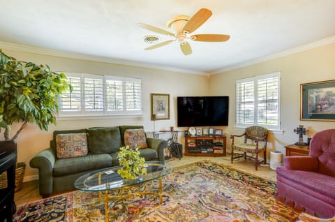 Lovely Bryan Home w/ Deck - 4 Mi to Kyle Field! House in College Station