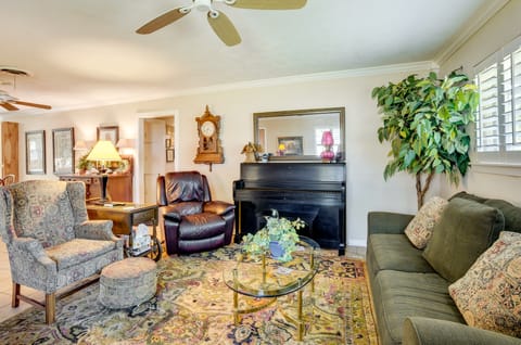 Lovely Bryan Home w/ Deck - 4 Mi to Kyle Field! House in College Station