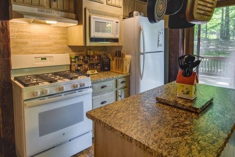 Resort Amenities: Family-Friendly DuBois Cabin House in Treasure Lake