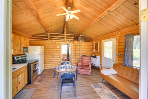 Cozy Farm Cabin - 9 Mi to Trout Creek! House in Idaho