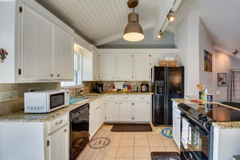 Waterfront Lake Hartwell Vacation Rental w/ Dock! House in Lake Hartwell