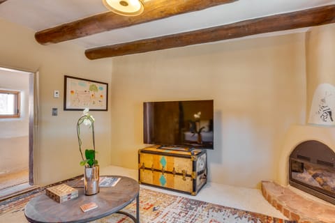 Beautiful Historic Adobe Home ~ 3 Mi to Taos Plaza House in New Mexico