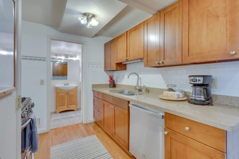 < 1 Mi to Mall! Bright Single-Level Seattle Home House in Seattle