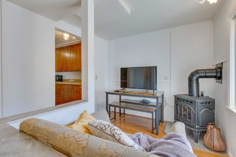 < 1 Mi to Mall! Bright Single-Level Seattle Home House in Seattle