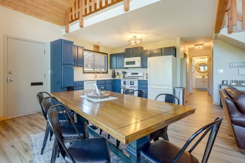 Stylish Angel Fire Cabin w/ Deck - 2 Mi to Ski Mtn House in Angel Fire