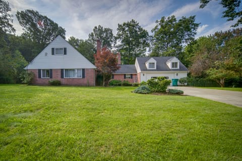 Richmond Heights Retreat w/ Patio + Fire Pit! House in Lake Erie