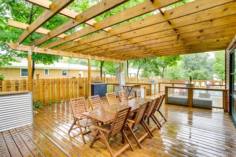 South Haven Oasis - Private Hot Tub, Pool & Grill! House in South Haven