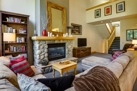 Walk to Ski Lifts: Townhome w/ Hot Tub in Keystone Apartment in Keystone