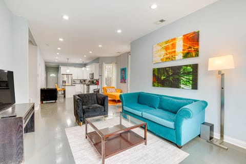 Chic Chicago Getaway w/ Deck, 7 Mi to Downtown! Apartment in Chicago