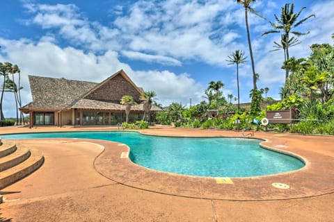 Oceanfront Maunaloa Condo, Steps to Pool & Beach! Apartment in Molokai