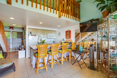 Oceanfront Maunaloa Condo, Steps to Pool & Beach! Apartment in Molokai
