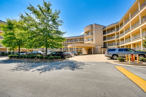 Auburn Retreat w/ Balcony - Walk to Campus! Apartment in Auburn